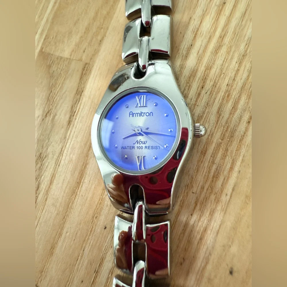 Armitron ladies blue holographic dial silver tone watch NEW BATTERY